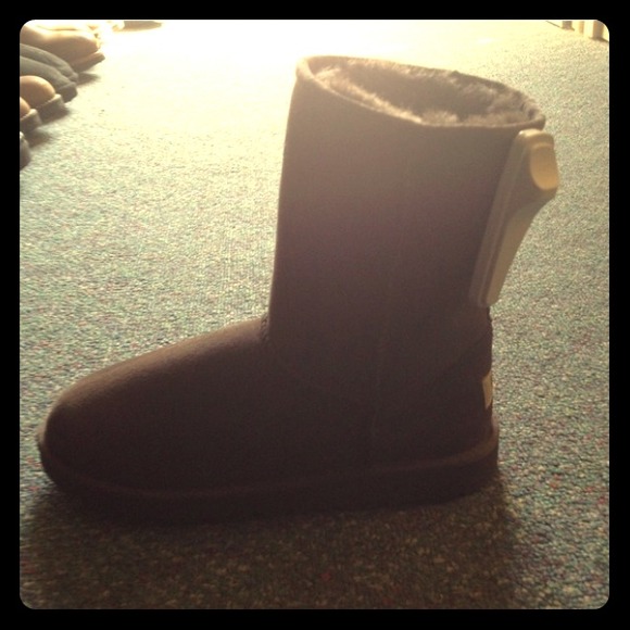 Choc Brown short Uggs for @samzstar