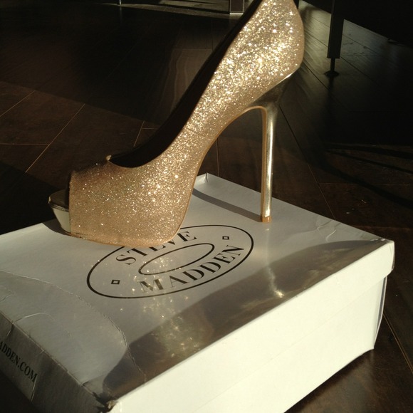 Steve Madden Shoes - STEVE MADDEN PLATFORM PUMPS! gold!!!!