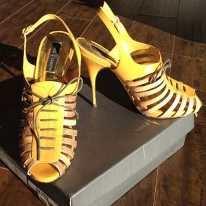 VINCE CAMUTO rare platform pumps!