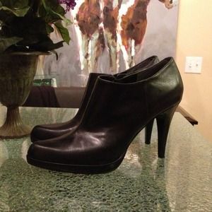Black Bandolino Booties 4 1/2 in heel