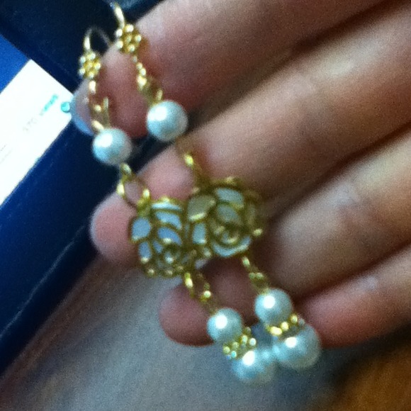 White pearl and rose earrings - Picture 2 of 4