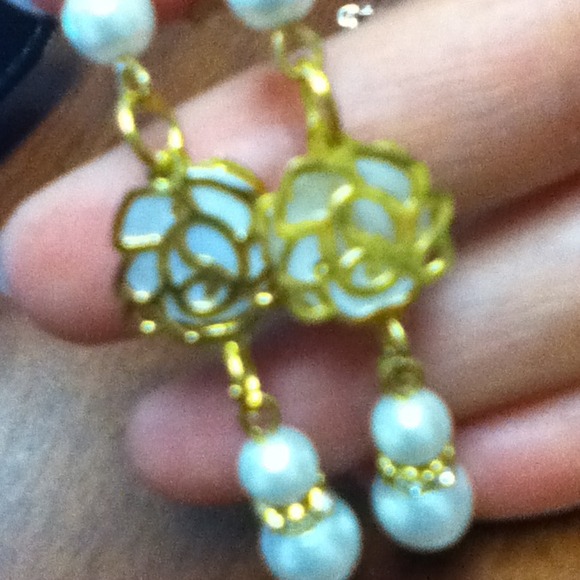 White pearl and rose earrings - Picture 3 of 4