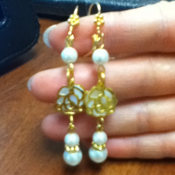White pearl and rose earrings - Picture 4 of 4