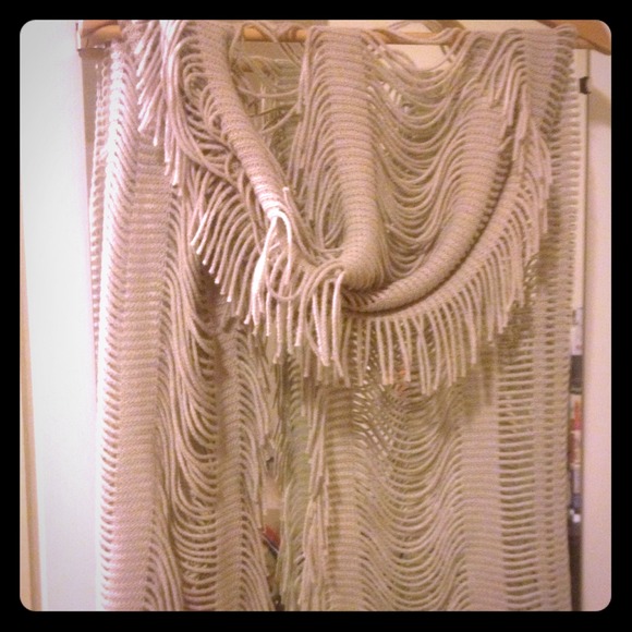 Light gray fashion scarf