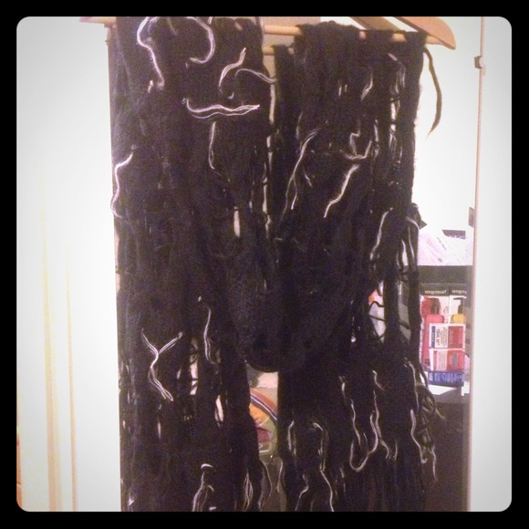 Nice black & white fashion scarf