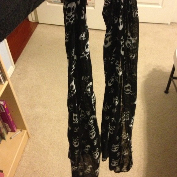 soft black w/white skull scarf