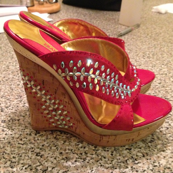 Beautiful red heels with Swarovski crystals. 👠👠❤ - Picture 2 of 4