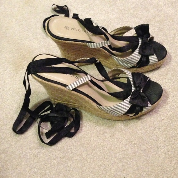SOLD IN BUNDLE!! Adorable wedges🌸COMFORTABLE!!!