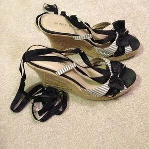 SOLD IN BUNDLE!! Adorable wedges🌸COMFORTABLE!!!