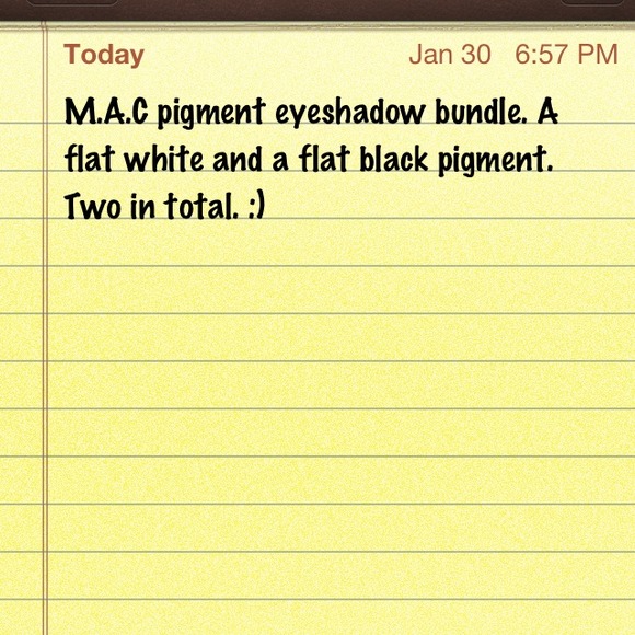 Bundle of two pigment eyeshadows.