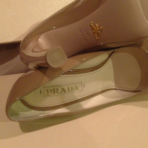 SOLD- NIB AUTHENTIC PRADA Nude patent leather - Picture 3 of 4