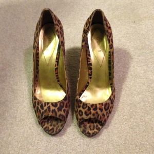 SOLD in a bundle!!🔅Leopard Guess Perp Toe Heels