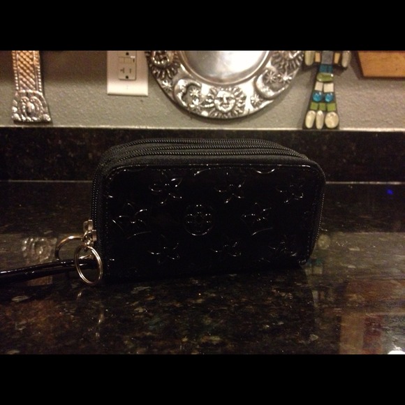 Black wristlet
