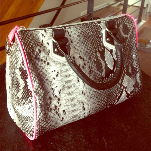 Fabulous Speedy Style Faux Snakeskin Purse