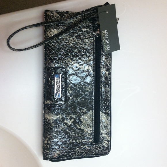 ❌SOLD❌😱REDUCED🙊Snake print wristlette /wallet