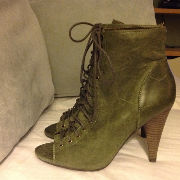 Amazing ALDO booties sz 37 / 7 Green - Picture 2 of 3
