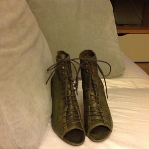 Amazing ALDO booties sz 37 / 7 Green