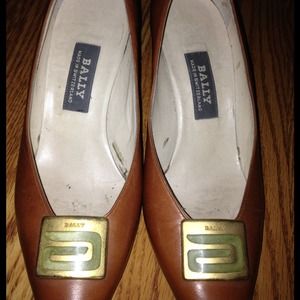 Bally pump in brown color.