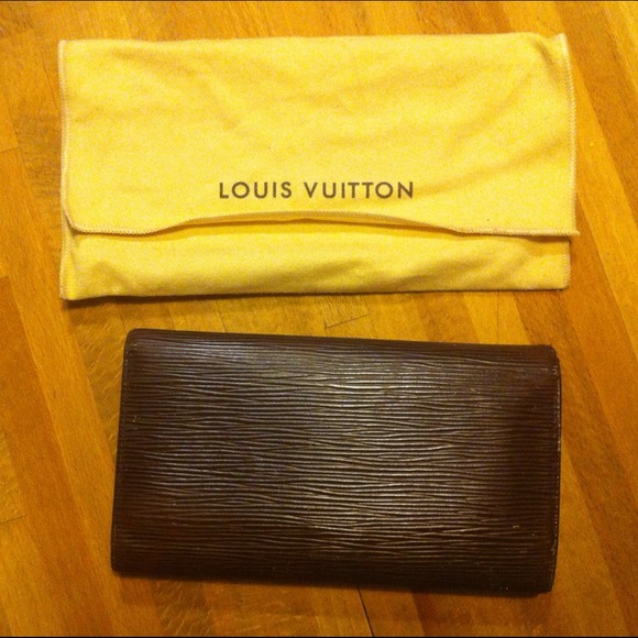 Louis Vuitton Epi Leather Wallet - Picture 4 of 4