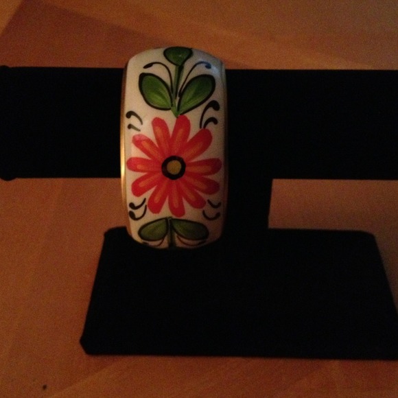 Metal bangle bracelet