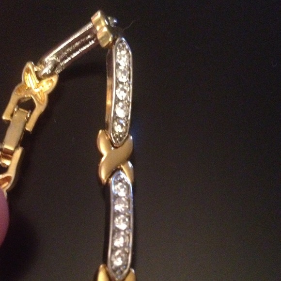****SOLD****Really pretty costume bracelet