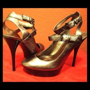 ❌SOLD in bundle❌Guess strappy heels 😍