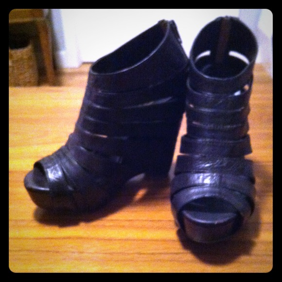Leather cutout wedges