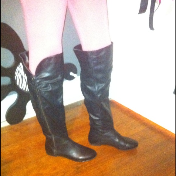 ON HOLDBlack high boots