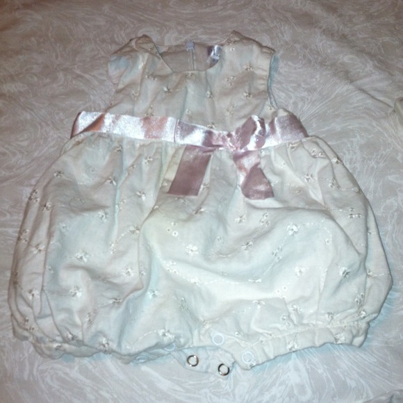 The children place white Jumper