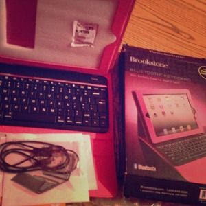 IPAD 2 AND TABLETS CASE WITH KEYBOARD . BROOKSTONE