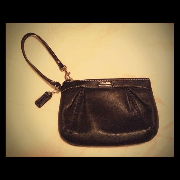 💥Price Reduced!💥 Coach Leather Wristlet