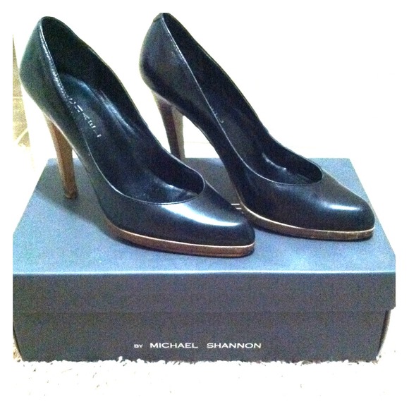 ⬇REDUCED⬇ Black pumps with wooden heel