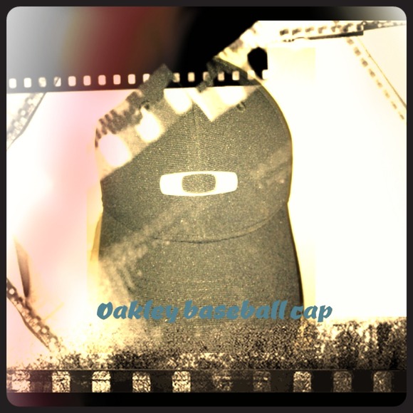 Black "Oakley" Small/Medium Cap W/Titanium "O" - Picture 1 of 2