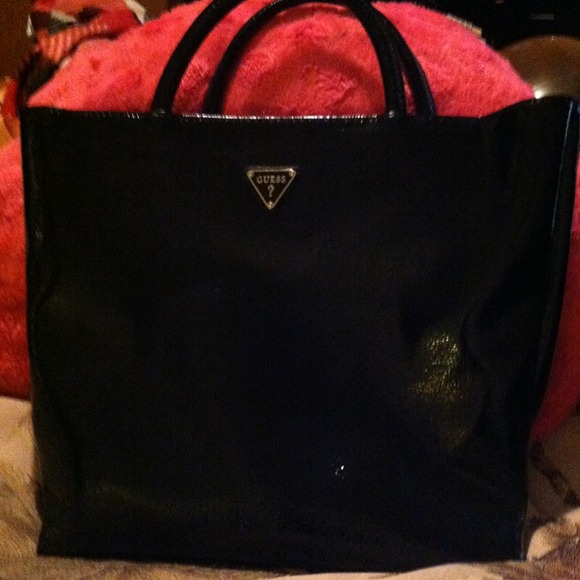 ON HOLD 👜Nice patent leather Guess bag