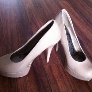 Gorgeous 7 1/2 tan heels!