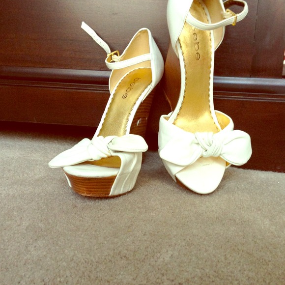 Size 6 white bow wedge with wrap ankle