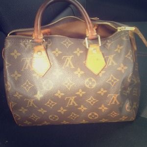 Authentic LV HANDBAG! Needgo ASAP shoot any offer