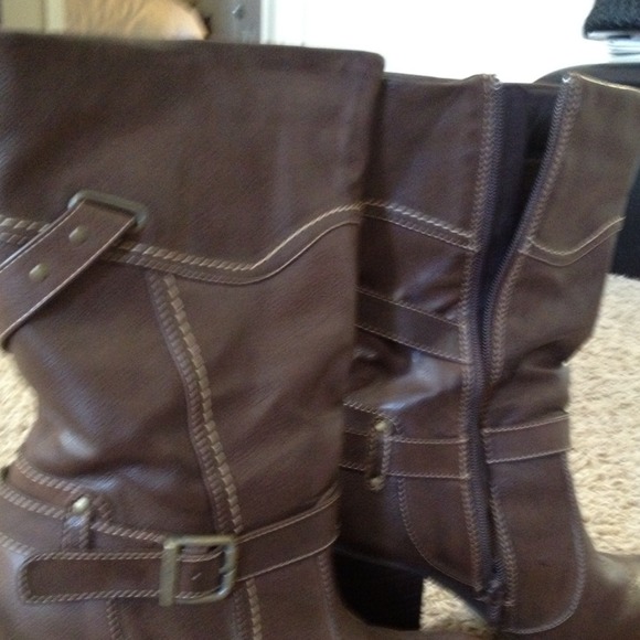Heeled brown boots