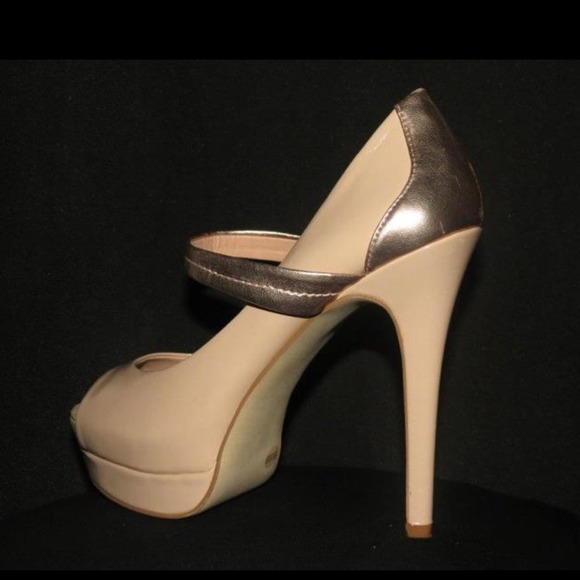 Beautiful Heels - Picture 2 of 3