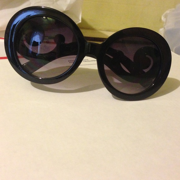 🎀RESERVED🎀Fake Prada 'Baroque' Round Sunglasses
