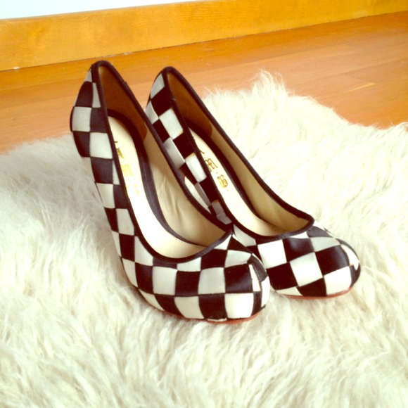 SOLD!! ✨ RARE L.A.M.B. checkered heels 6.5
