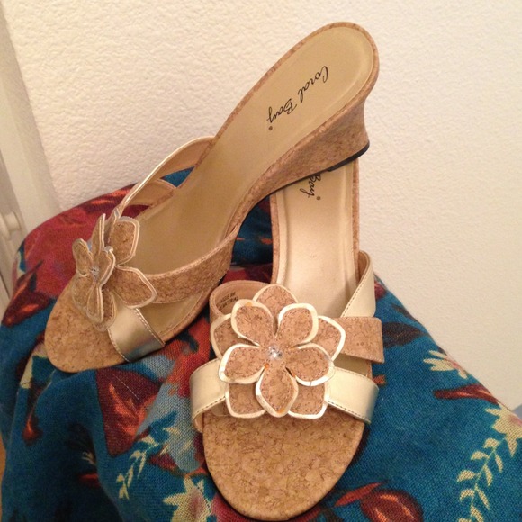 Cute summer/spring cork wedges.
