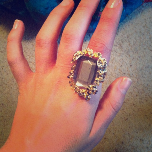 ❌Sold❌ Big and bold costume ring!