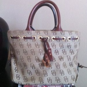 Authentic Dooney & Bourke Bag ! Small bucket .