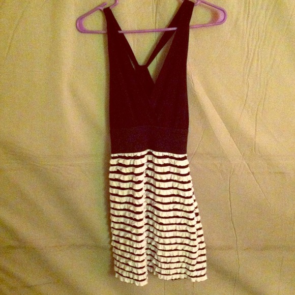Gorgeous low cut black&white ruffle dress - Picture 1 of 2