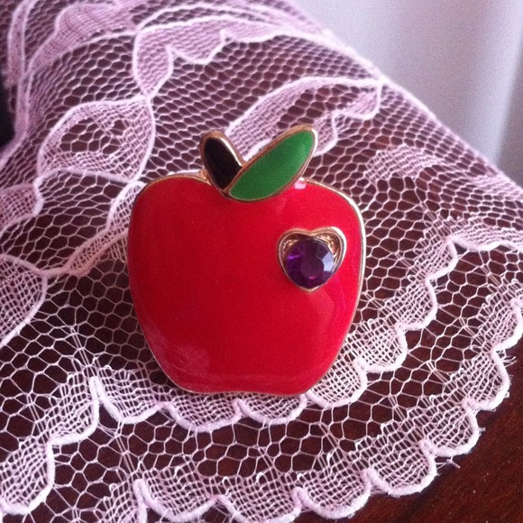 Size 7 apple ring with rhinestone!