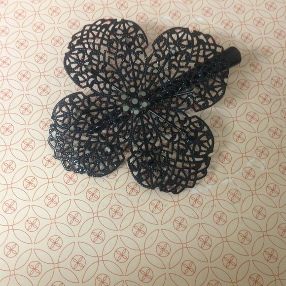 Black flower hair clip