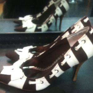 Only worn once. Were a gift fit to small.