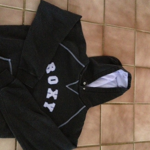 Nice hoody! Only worn 2x!! Great for bonfires!
