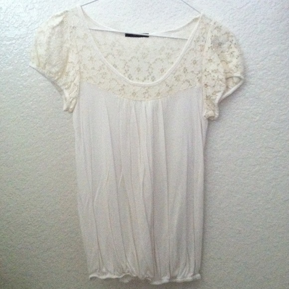 🚫TRADED🚫 White top with lace detailing